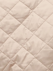 שמנת - Barbour® דברון ז'קט קל משקל שמיכת יהלום - תמונה 8 מתוך 8