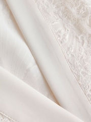 عاجي ـ روب زفاف بكُم ريش من B by Ted Baker - صورة 10 من 10