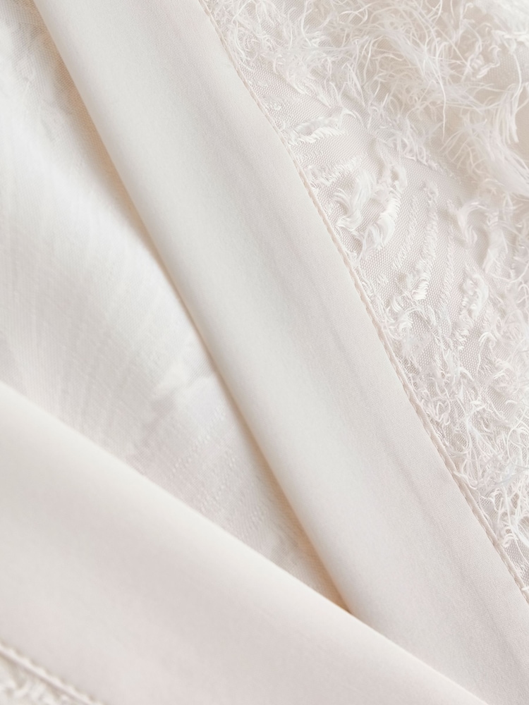 عاجي ـ روب زفاف بكُم ريش من B by Ted Baker - صورة 10 من 10