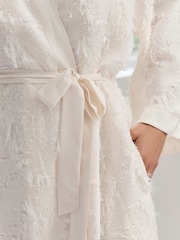 عاجي ـ روب زفاف بكُم ريش من B by Ted Baker - صورة 6 من 10