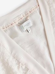 عاجي ـ روب زفاف بكُم ريش من B by Ted Baker - صورة 9 من 10