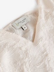 عاجي ـ قميص نوم بتصميم ريش للزفاف من B by Ted Baker - صورة 8 من 9