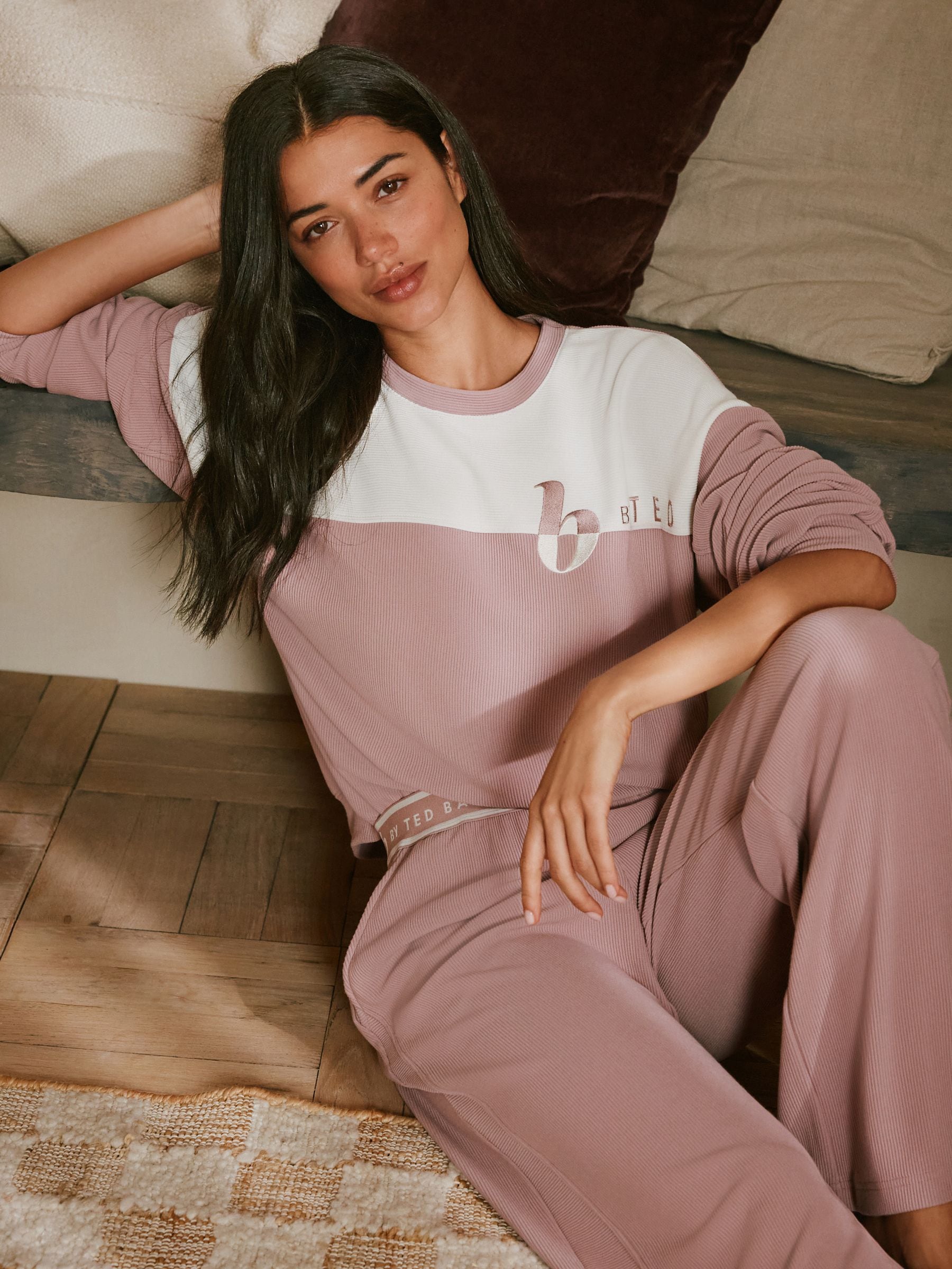 Next：日本 B by Ted Baker ピンク オットマン リブ ラウンジトップス