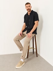 Piedra - FatFace Tailored Fit Pique Chinos - Imagen 3 de 6