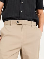 Piedra - FatFace Tailored Fit Pique Chinos - Imagen 4 de 6