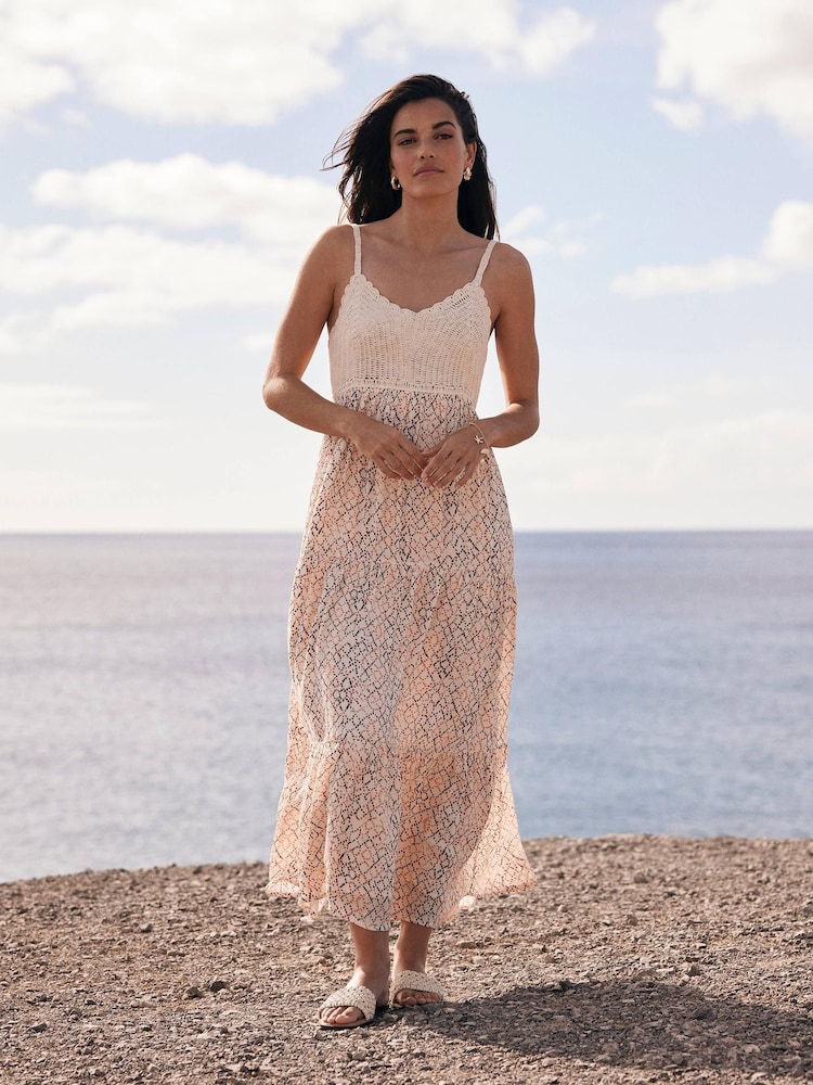 Mint Velvet Geo Print Crochet Maxi Dress - Imagen 2 de 8