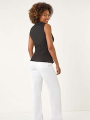 Roman Textured Sleeveless Buttoned Blouse - Imagen 3 de 5