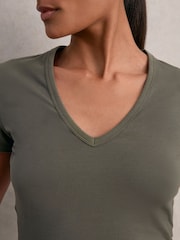 Reiss Khaki Green Leia Stretch Cotton V-Neck T-Shirt - Image 3 of 5