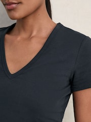 Reiss Navy Leia Stretch Cotton V-Neck T-Shirt - Image 4 of 6