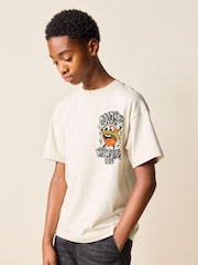 צבע אבן עם קומיקס המבורגר - חולצת טי עם כיתוב שרוולים קצרים גזרה רפויה (גיל 3 עד 16) - תמונה 2 מתוך 7