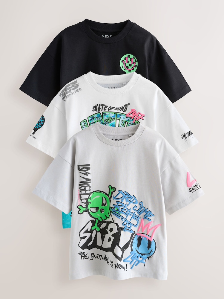أبيض/أسود/رمادي - حزمة من 3 تيشرتات بكُم قصير وتلبيس قياسي مزينة بتصميم جرافيكي (3-16سنة) - صورة 1 من 7 أبيض/أسود/رمادي - حزمة من 3 تيشرتات بكُم قصير وتلبيس قياسي مزينة بتصميم جرافيكي (3-16سنة) - صورة 1 من 7
