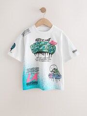 أبيض/أسود/رمادي - حزمة من 3 تيشرتات بكُم قصير وتلبيس قياسي مزينة بتصميم جرافيكي (3-16سنة) - صورة 2 من 7