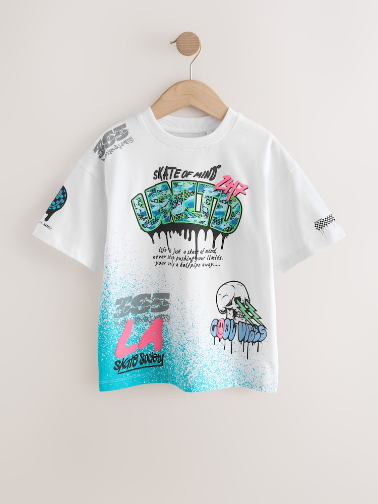 أبيض/أسود/رمادي - حزمة من 3 تيشرتات بكُم قصير وتلبيس قياسي مزينة بتصميم جرافيكي (3-16سنة) - صورة 2 من 7 أبيض/أسود/رمادي - حزمة من 3 تيشرتات بكُم قصير وتلبيس قياسي مزينة بتصميم جرافيكي (3-16سنة) - صورة 2 من 7