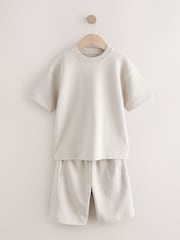 בטון - סט של מכנסיים קצרים וחולצת טי מבד עבה בגזרה נינוחה (גיל 3 עד 16) - תמונה 1 מתוך 7