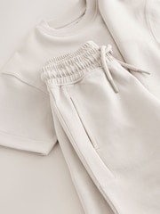 בטון - סט של מכנסיים קצרים וחולצת טי מבד עבה בגזרה נינוחה (גיל 3 עד 16) - תמונה 4 מתוך 7