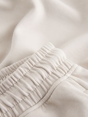 בטון - סט של מכנסיים קצרים וחולצת טי מבד עבה בגזרה נינוחה (גיל 3 עד 16) - תמונה 6 מתוך 7