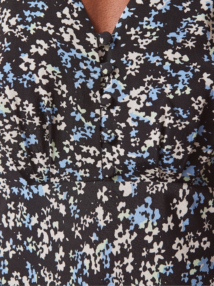 Ro&Zo Black Petite Ground Ditsy Print Shirred Cuff Midi Dress - Image 4 of 4