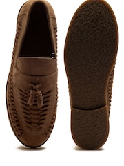 Off The Hook Tiger Tassel Suede Leather Slip-On Loafers with Woven Detail - Imagen 10 de 10