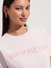 Rosa - Camiseta com estampa gráfica divertida e ajuste slim, manga curta e gola redonda - Imagem 5 de 8