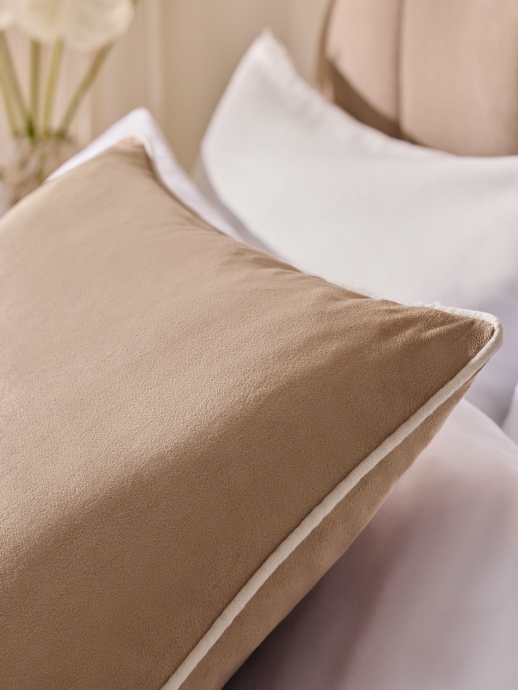 وسادة مخمل غير لامع بحافة أنبوبية متباينة - Image 2 of 3 وسادة مخمل غير لامع بحافة أنبوبية متباينة - Image 2 of 3