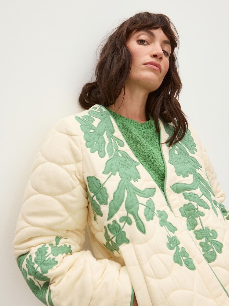 Oliver Bonas Floral Print Applique Tie Front Quilted Jacket - Imagen 2 de 8 Oliver Bonas Floral Print Applique Tie Front Quilted Jacket - Imagen 2 de 8