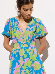 Oliver Bonas – Leuchtendes Midikleid mit Blumenmuster und V-Ausschnitt - Bild 7 von 7