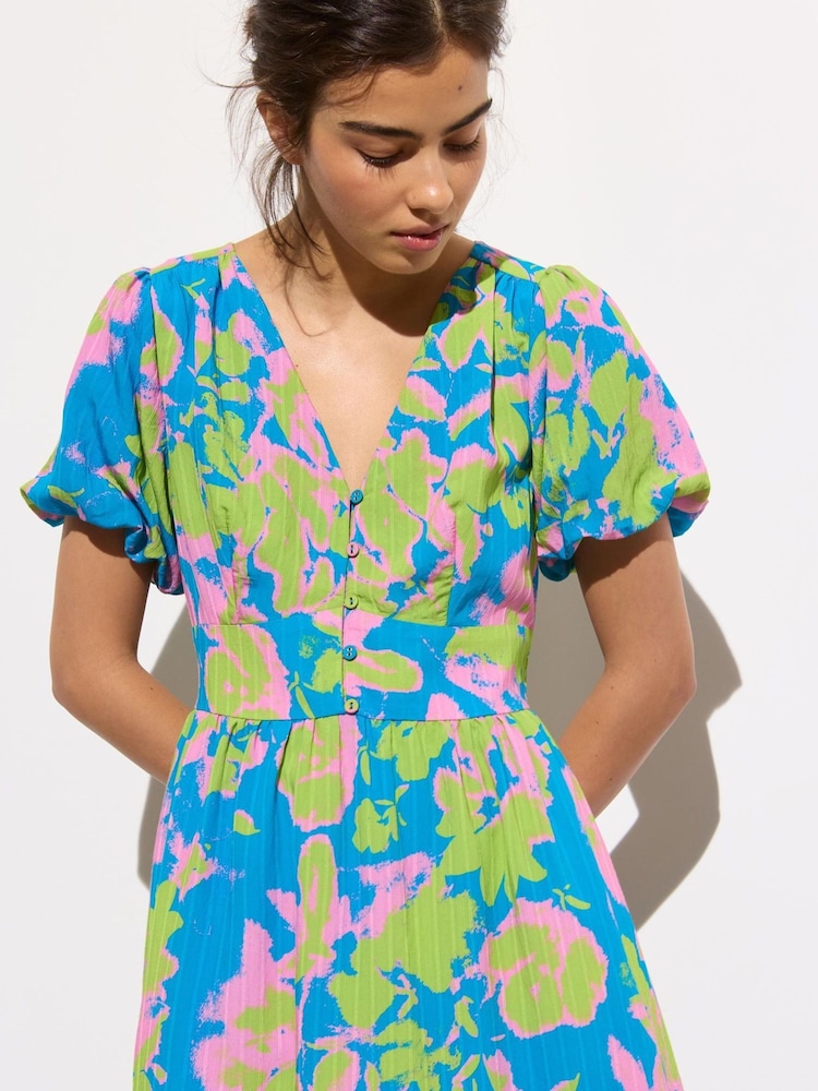Oliver Bonas – Leuchtendes Midikleid mit Blumenmuster und V-Ausschnitt - Bild 7 von 7