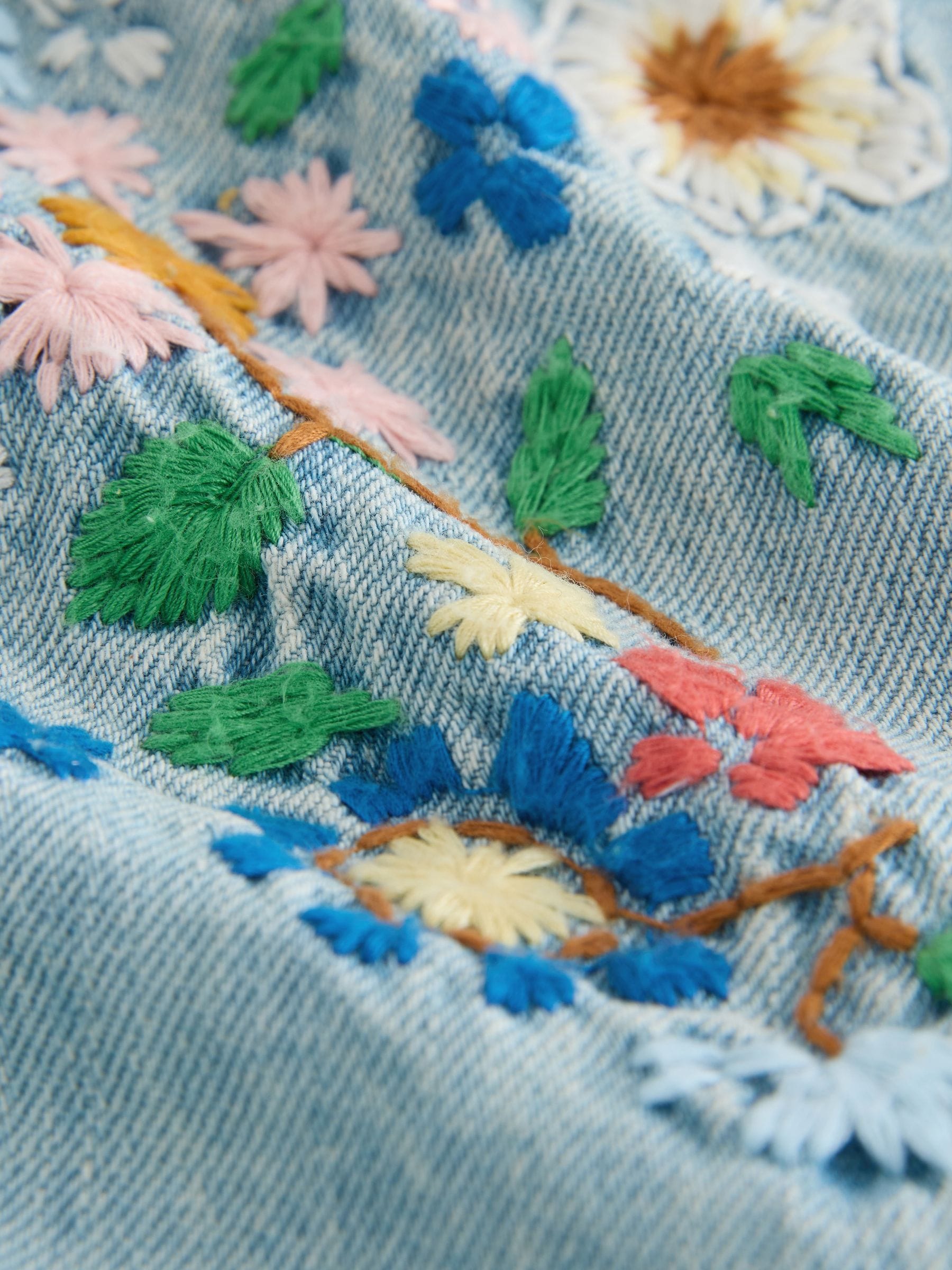 Next：日本 ミッドブルー - 花柄刺繍デニム オールインワン & Tシャツ