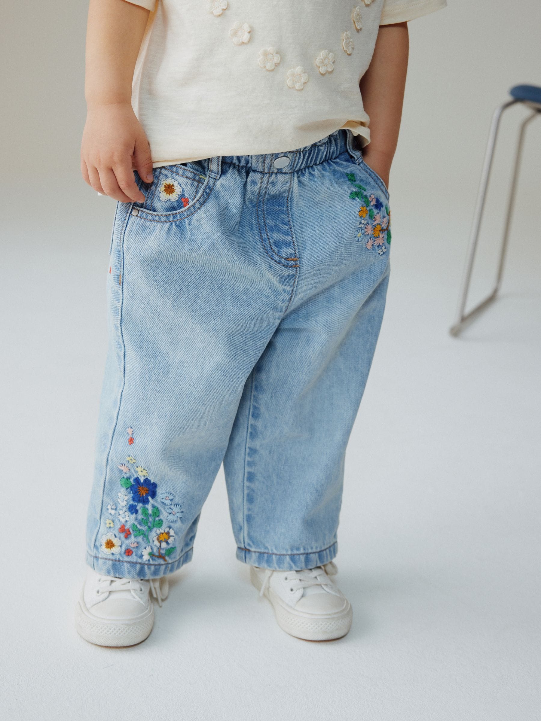 Next：日本 ミッドブルー - 花柄刺繍入りジーンズ（3 カ月～ 7 歳