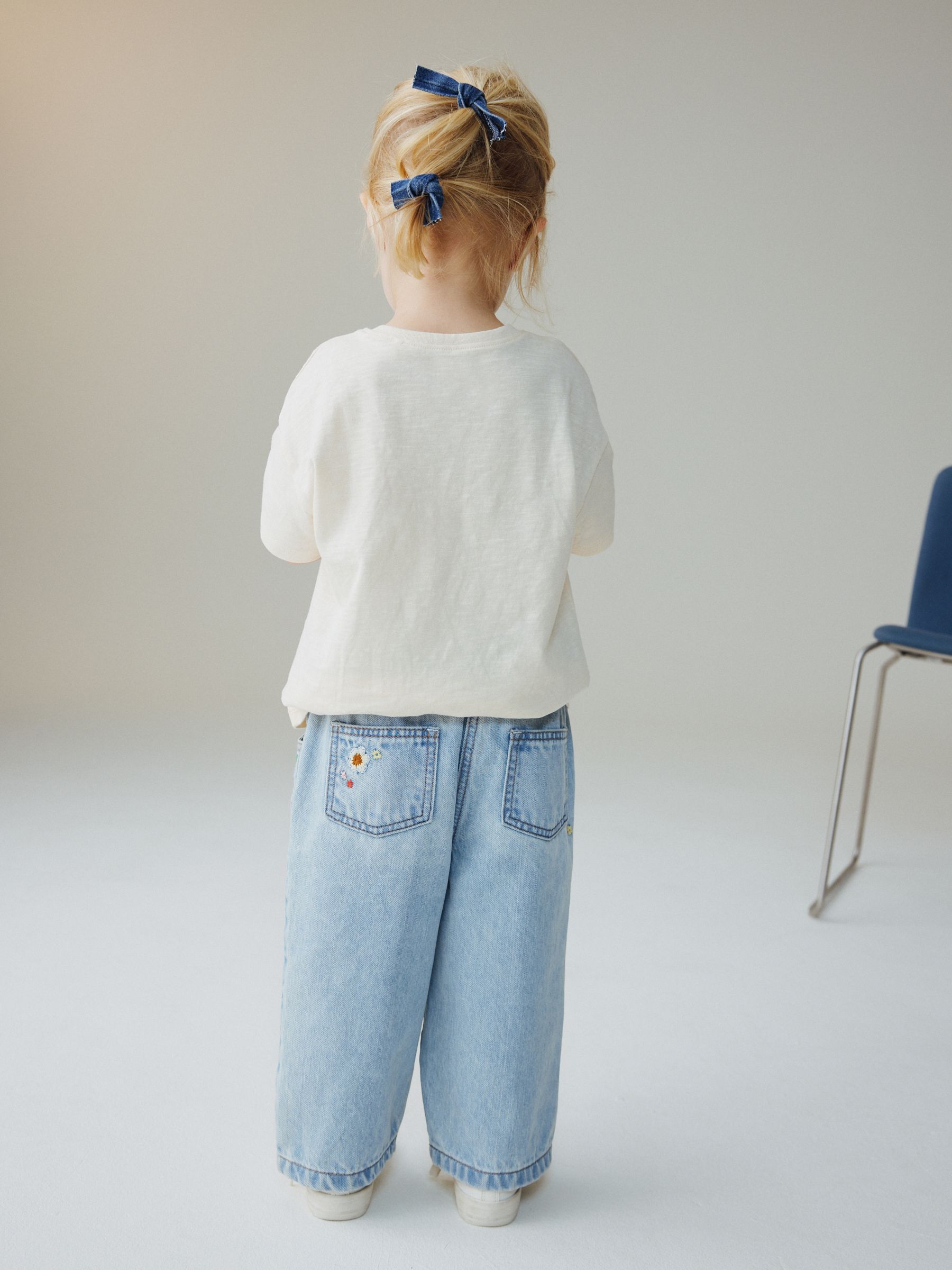 Next：日本 ミッドブルー - 花柄刺繍入りジーンズ（3 カ月～ 7 歳