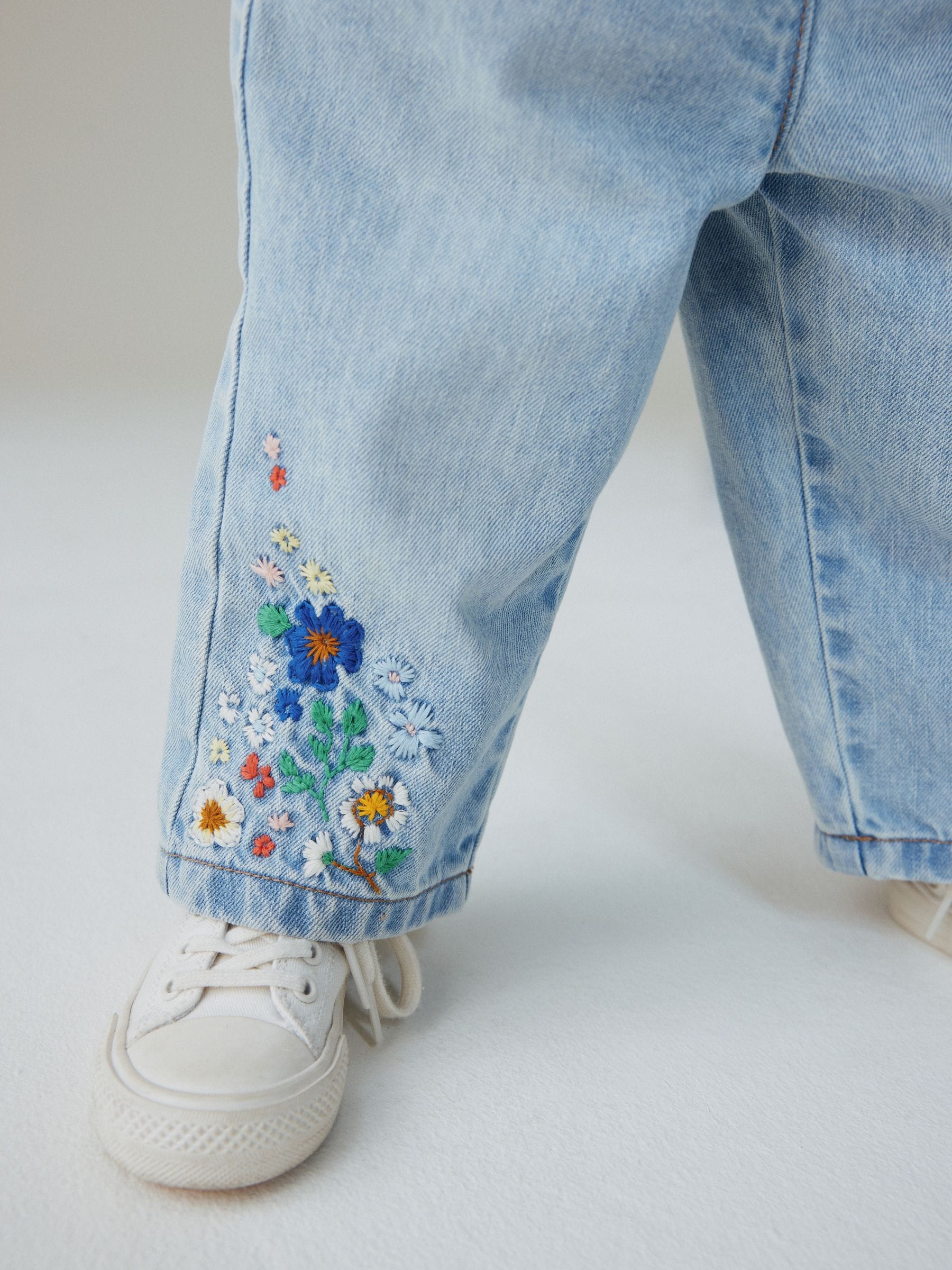 Next：日本 ミッドブルー - 花柄刺繍入りジーンズ（3 カ月～ 7 歳