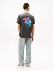أسود - Tommy Jeans Back Graphic Print Crew Neck T-Shirt - صورة 1 من 4
