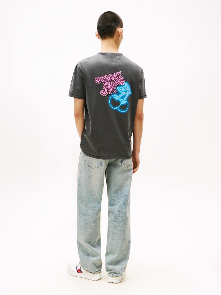 أسود - Tommy Jeans Back Graphic Print Crew Neck T-Shirt - صورة 1 من 4
