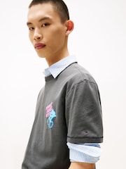 أسود - Tommy Jeans Back Graphic Print Crew Neck T-Shirt - صورة 3 من 4