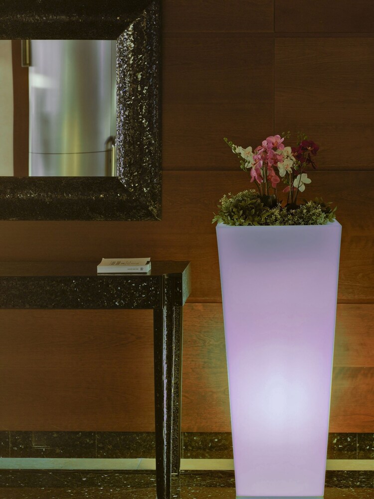 New Garden White Melisa 40cm Tall Flowerpot with Light Solar Charging with Rechargeable Battery - Image 1 of 1