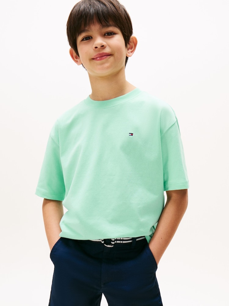 Camiseta de cuello redondo con bordado de bandera de Tommy Hilfiger - Imagen 1 de 5