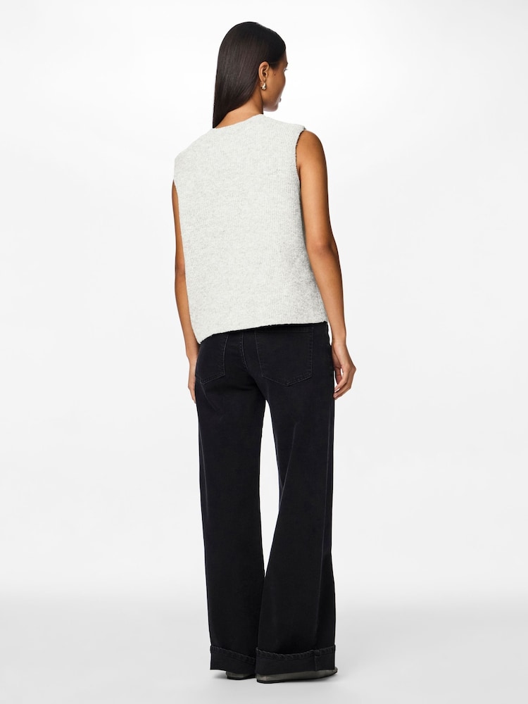 PIECES White Tie Front Bow Knitted Sleeveless Vest - Image 2 of 6 PIECES White Tie Front Bow Knitted Sleeveless Vest - Image 2 of 6
