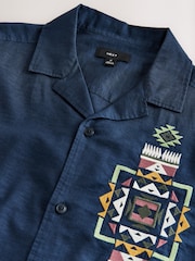 Azul marino - Textured Embroidered Navajo Style Short Sleeve Shirt - Imagen 8 de 8