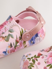 وردي زهور - Baker by Ted Baker Girls Bow Clog Sandals - صورة 7 من 7