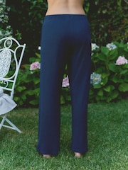 كحلي عميق - بنطلون منزلي مريح منسوج من Laura Ashley - Image 3 of 5