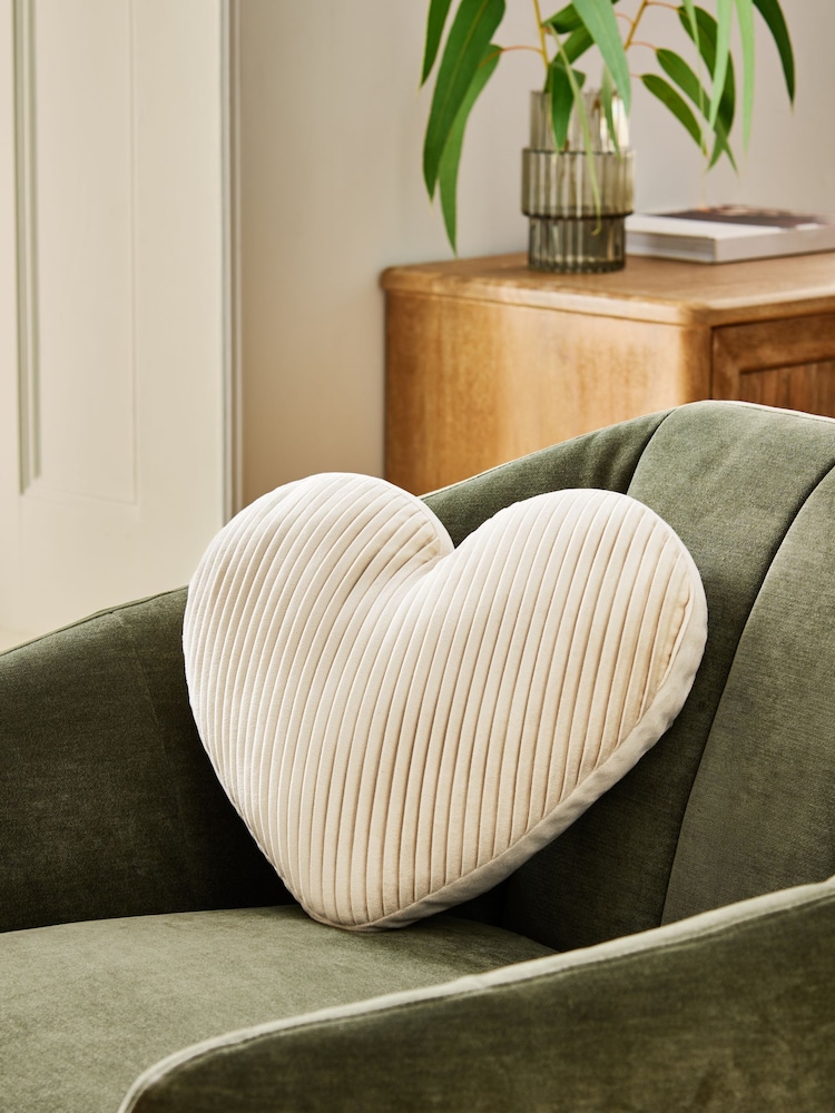 Valentines 3D Pleated Velvet Heart Cushion - صورة 1 من 4 Valentines 3D Pleated Velvet Heart Cushion - صورة 1 من 4