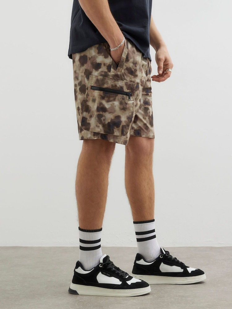 River Island Loose Fit Camouflage Cargo Shorts - Изображение 2 из 4