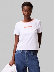 Camiseta Calvin Klein de manga curta com estampa gráfica e logo retrô - Imagem 1 de 5