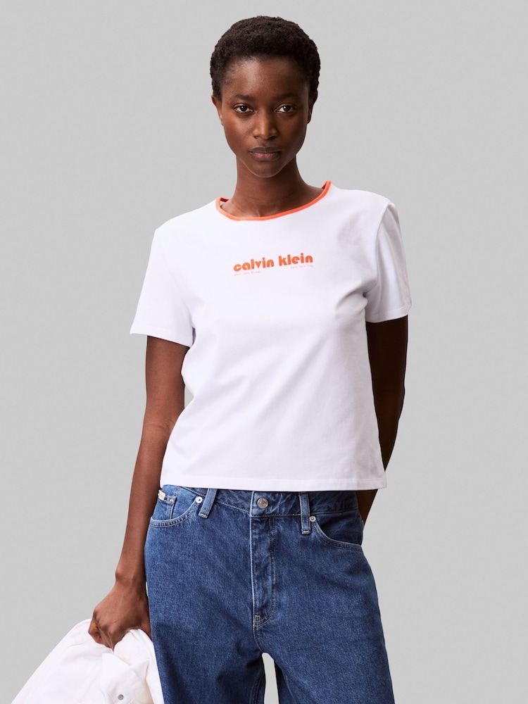 Camiseta Calvin Klein de manga curta com estampa gráfica e logo retrô - Imagem 1 de 5