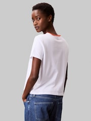 Camiseta Calvin Klein de manga curta com estampa gráfica e logo retrô - Imagem 2 de 5