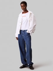 Camiseta Calvin Klein de manga curta com estampa gráfica e logo retrô - Imagem 3 de 5