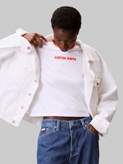 Camiseta Calvin Klein de manga curta com estampa gráfica e logo retrô - Imagem 4 de 5
