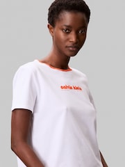 Camiseta Calvin Klein de manga curta com estampa gráfica e logo retrô - Imagem 5 de 5