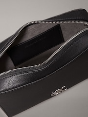 Schwarz - Calvin Klein Minimal Monogram Camera Bag - Bild 2 von 5