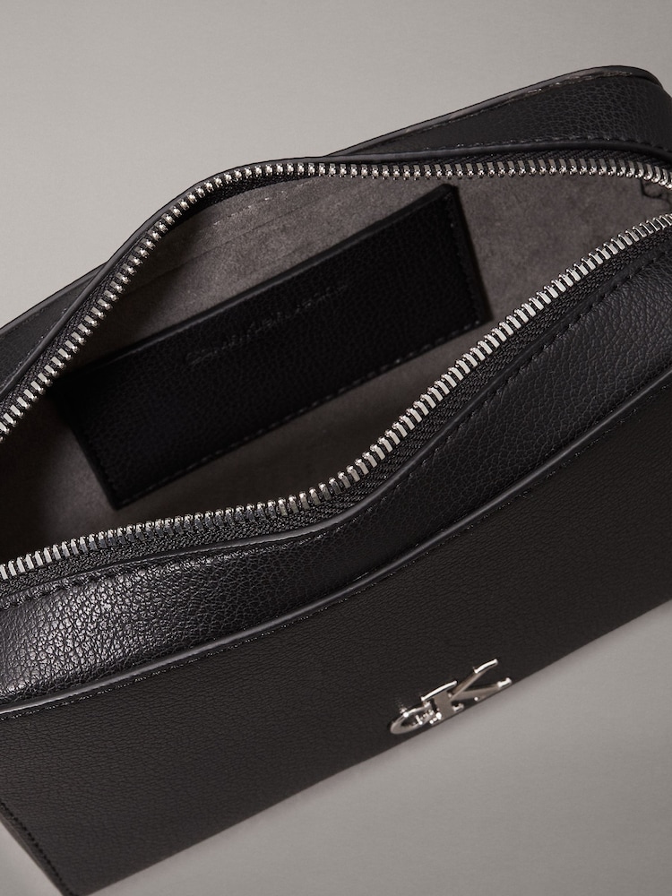 Schwarz - Calvin Klein Minimal Monogram Camera Bag - Bild 2 von 5